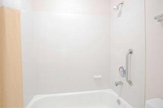 Days Inn by Wyndham Greenville - Greenville - 7