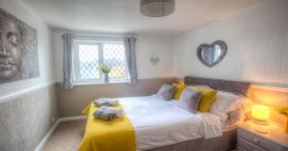 Poachers & Old Toms, Ivy Tower Holiday Cottages - 1