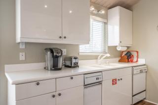 Bright updated end unit 2 bedrm 2 bathrm Timberline #36 high ceilings open floor plan - Mammoth Lakes - 9