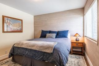Bright updated end unit 2 bedrm 2 bathrm Timberline #36 high ceilings open floor plan - Mammoth Lakes - 1