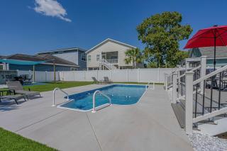 Immaculate Upper Level Apartment With Putting Green and Pool! Pet Friendly 3 Bedroom - 2 Bath Unit B - Myrtle Beach - 4
