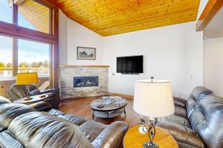 Lakefront Paradise - 9