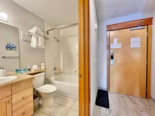 Windtower Lodge Queen Bed Suite-UGParking&Walking2DT - 8