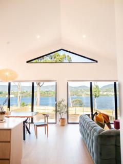 Luxurious Waterfront home in the North of Hobart - 9