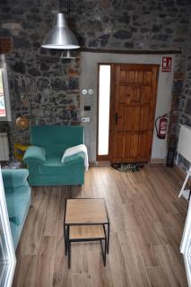 La Antigua Cuadra es un alojamiento de piedra y altos techos de madera con mucho encanto, jardín privado con barbacoa y acceso al río Asón Reservas julio y agosto iniciando en lunes - 5