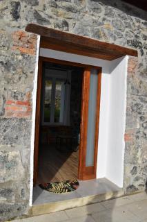 La Antigua Cuadra es un alojamiento de piedra y altos techos de madera con mucho encanto, jardín privado con barbacoa y acceso al río Asón Reservas julio y agosto iniciando en lunes - 4