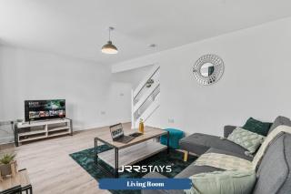 Wolverhampton - Amazing 3 Bedroom, Sleeps 6, Wi-Fi - JRR Stays - 0