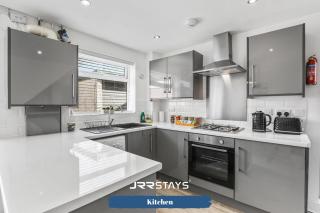 Wolverhampton - Amazing 3 Bedroom, Sleeps 6, Wi-Fi - JRR Stays - 6