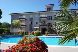 Beachside flat with shared pool - 8