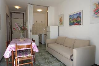 Beachside flat with shared pool - 7