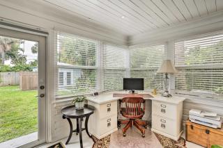 West Palm Beach Bungalow with Shared Backyard - West Palm Beach - 4