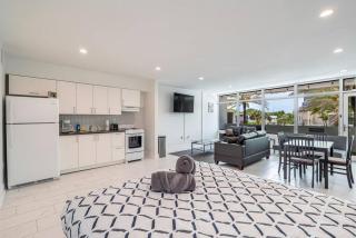 The Purple Pelican Beachfront with Ocean Balcony Unit 2 - Fort Lauderdale - 5