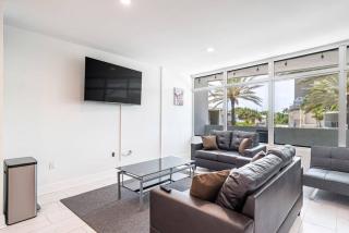 The Purple Pelican Beachfront with Ocean Balcony Unit 2 - Fort Lauderdale - 4