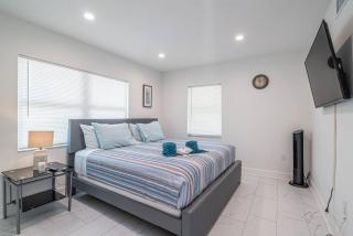 The Purple Pelican Beachfront with Ocean Balcony Unit 2 - Fort Lauderdale - 3