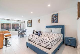 The Purple Pelican Beachfront with Ocean Balcony Unit 3 - Fort Lauderdale - 8