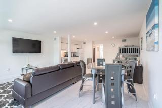 The Purple Pelican Beachfront with Ocean Balcony Unit 4 - Fort Lauderdale - 8