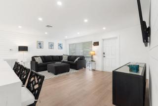 Delilas Chic 3 Bedroom 2 bath Abode with Heated Pool - Deerfield Beach - 3