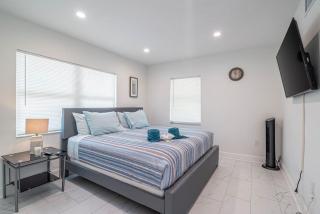 The Purple Pelican Beachfront with Ocean Balcony Unit 5 - Fort Lauderdale - 9