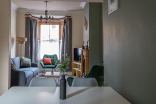 Milton Stays - Cosy 2 Bed House, 2 Floors, 15 min Walk to City Center, for up to 6 - Period Features, Cottage Style, Fireplace, Superfast Wi-Fi, Private Garden, Free On Street Parking - 7