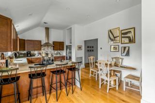 Modern on 9th - Greenport - 5