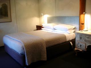 Black Sheep Inn - Orange - 8