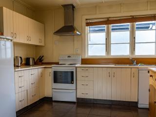 Townside Treat - Wanaka Holiday Home - Wanaka - 3