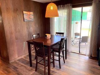THE HILO HOMEBASE - Charming 3 Bedroom Hilo Home, with AC! - Hilo - 2