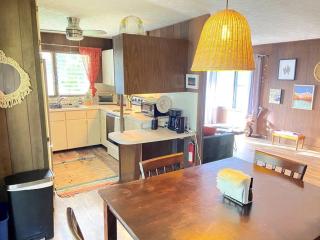 THE HILO HOMEBASE - Charming 3 Bedroom Hilo Home, with AC! - Hilo - 1