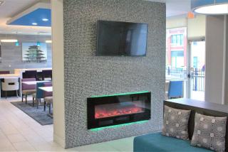 La Quinta Inn & Suites by Wyndham Indianapolis Downtown - Indianapolis - 7