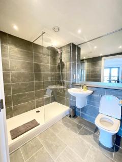 City centre, Top floor apartment, Two balconies - Manchester - 3