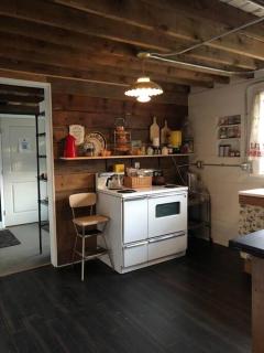 The Schoolhouse vintage home on the farm - - 9
