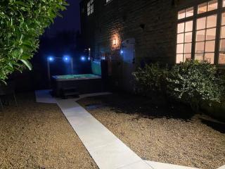 The Retreat-luxury cottage with hot tub (sleeps 4) -  - 7