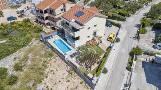 Family friendly apartments with a swimming pool Brodarica, Sibenik - 20248 - Šibenik - 9