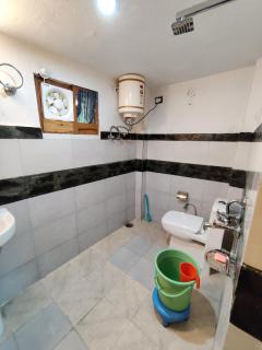 Rustic wood house - A village home stay in Jibhi Valley - 9