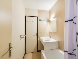 Appartement T2 avec balcon, parking privé, proche du centre et des remontées mécaniques - FR-1-401-92 - Cauterets - 7
