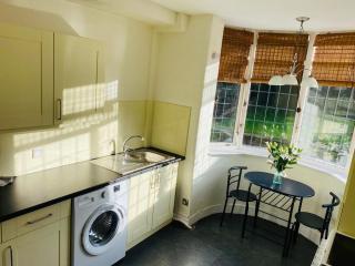 3 BR Property in Prestwich 15 mins from Manchester City Centre Garden Free parking Superfast WIFI Netflix - Manchester - 2