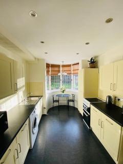 3 BR Property in Prestwich 15 mins from Manchester City Centre Garden Free parking Superfast WIFI Netflix - Manchester - 7