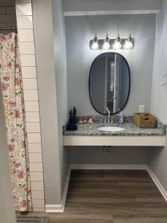 The Bernice - 2 Bedroom Apt in Quilt Town, USA - 9