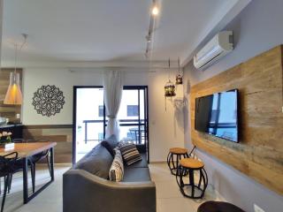 Apto com piscinas, sacada Gourmet, 2 gar, 50 mts da praia - Guarujá - 0