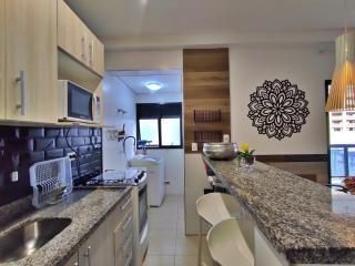 Apto com piscinas, sacada Gourmet, 2 gar, 50 mts da praia - Guarujá - 1