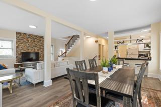 Skyrise Two Stories - Centrally Located - Brookline - 0