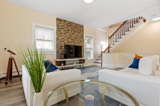 Skyrise Two Stories - Centrally Located - Brookline - 5