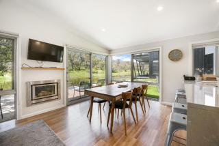 Stillwater Chalet B - Amazing Lakefront 2BR Chalet l BBQ l Gym l Tennis l Indoor Pool - Crackenback - 9