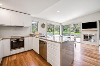 Stillwater Chalet A - Amazing Lakefront 2BR Chalet l BBQ l Gym l Tennis l Indoor Pool - Crackenback - 3