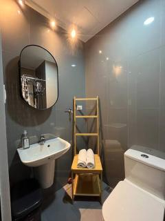 Hygge home with Ayala CBD Makati view! NEW! - 6