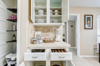 Cheerful 3-bedroom home with indoor fireplace - 4