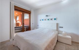 Stunning Apartment In Benalmádena - 4