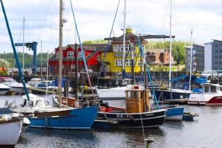 Modern 2 bed flat on marina development! - 1