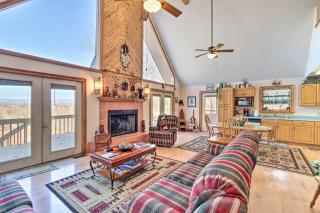 Family-Friendly Murphy Cabin with Deck and Fire Pit! - Murphy - 6