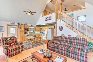 Family-Friendly Murphy Cabin with Deck and Fire Pit! - Murphy - 5